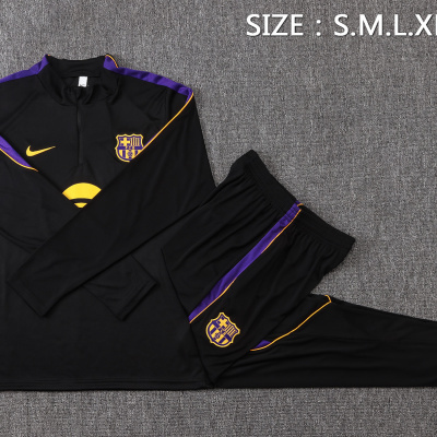 Conjunto treino preto com emblema FCB e lista roxa e amarela sobre tapete cinzento