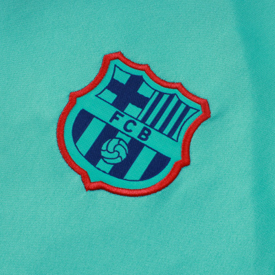 Tecido verde água com bordado do logótipo FCB azul, verde e vermelho