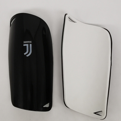 Par de caneleiras de futebol preta e branca com logotipo Juventus