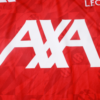 Detalhe de tecido vermelho com texto branco AXA e letras L.F.C. bordadas