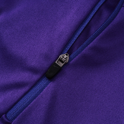 Fecho éclair preto em tecido roxo com costura azul e detalhe dourado bordado