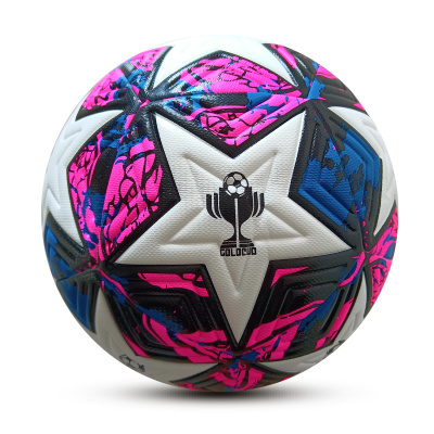 Bola de futebol branca com padrão de estrelas coloridas e logótipo COLOCOUD