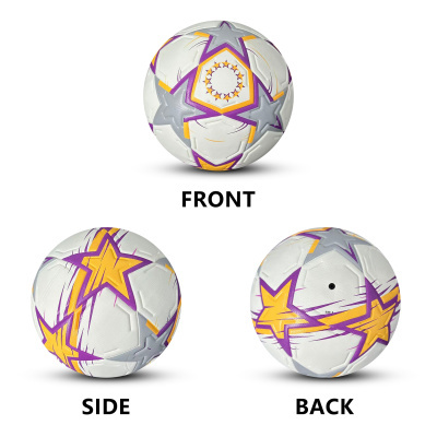 Bola de futebol branca com padrões de estrelas coloridas