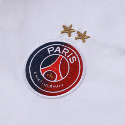 Emblema bordado do clube Paris Saint-Germain em tecido branco com duas estrelas douradas acima.