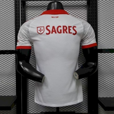 Camisola branca com detalhes vermelhos e texto SAGRES nas costas