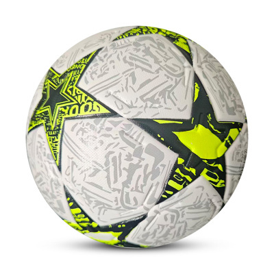 Bola de futebol branca com detalhes amarelos e pretos com estrelas.
