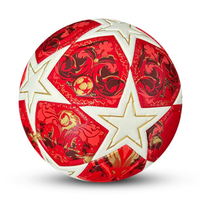 Bola de futebol vermelho, branco e dourado com padrões e estrelas