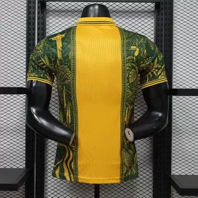 Camisola polo verde e amarela estampada exibida de costas num manequim preto