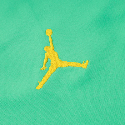 tecido verde com logótipo bordado amarelo desportivo