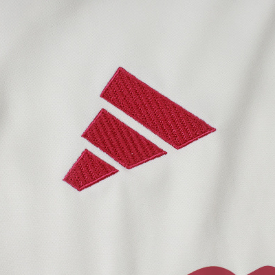 Tecido branco com bordado vermelho e parte de texto em vermelho