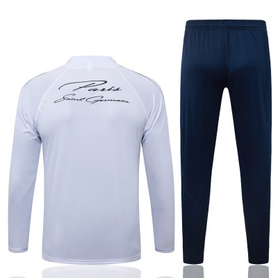 Conjunto de roupa desportiva branco e azul escuro com texto Paris Saint Germain
