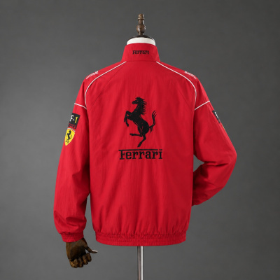 Casaco vermelho Ferrari com logo preto nas costas e patch F-1 na manga