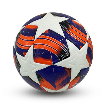 Bola de futebol com estrelas brancas e cores azul, laranja e preto.