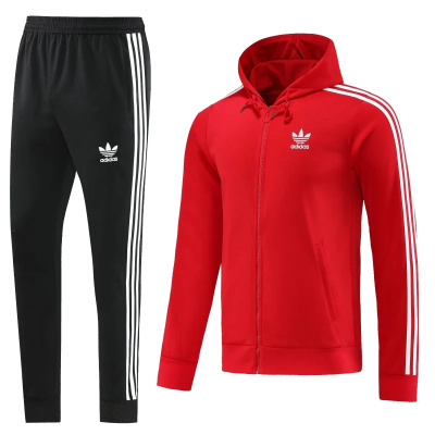 Conjunto Adidas com sweatshirt vermelha e calças pretas com faixas brancas