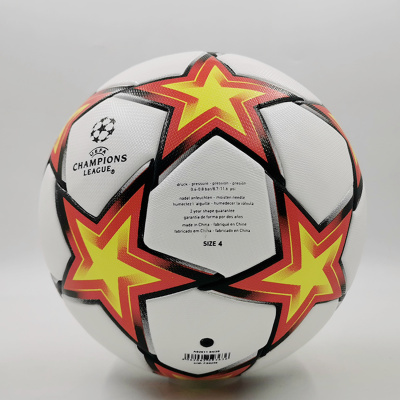 Bola de futebol branca com estrelas amarelas e vermelhas e texto preto da UEFA Champions League