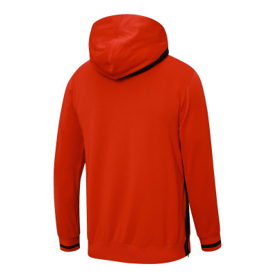 Casaco vermelho com capuz e fecho lateral preto