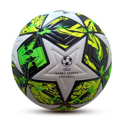 Bola de futebol branca com padrões em verde, amarelo e preto