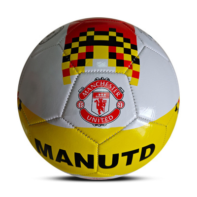 Bola de futebol Manchester United com cores branco, amarelo e vermelho