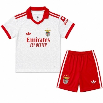 Camisa de futebol branca e calções vermelhos com logos e emblemas do Benfica