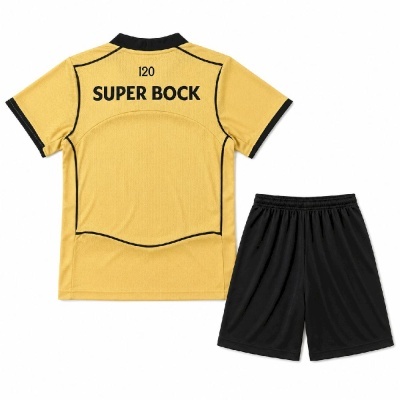 Conjunto de camisola amarela com inscrições e calções pretos