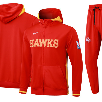 Conjunto fatos de treino vermelho com detalhes amarelos e logos NBA e Nike