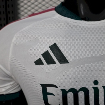 Camisa desportiva branca com logótipo Adidas preto e texto Emir