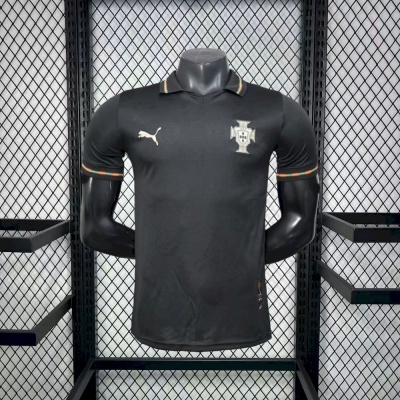 Camisola preta Puma com detalhes coloridos em manequim