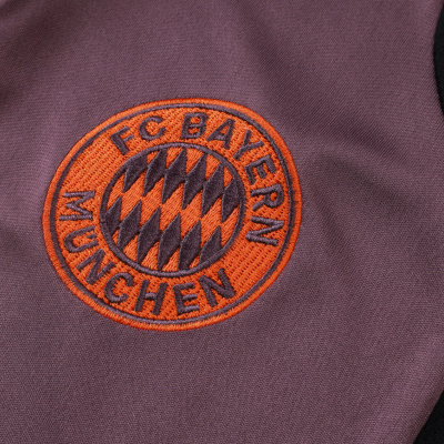 Bordado circular FC BAYERN MUNCHEN em tecido roxo e detalhe em preto