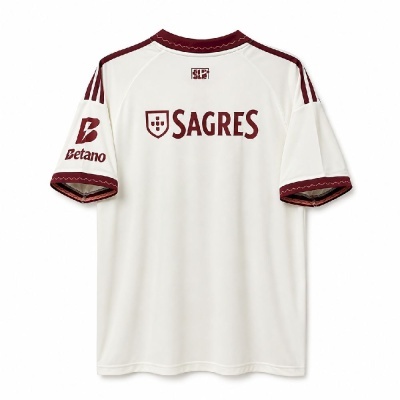 Camisola de futebol branca com detalhes vermelhos e logos SAGRES e Betano nas costas e manga