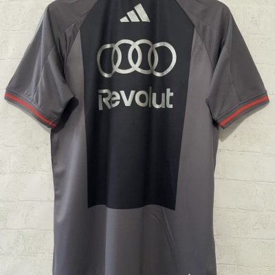 Camisola desportiva cinzenta e preta com logotipos Adidas, Audi e Revolut na parte de trás