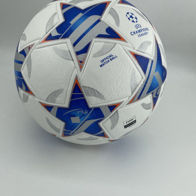 Bola de futebol branca com estrelas azuis e inscrições da UEFA Champions League