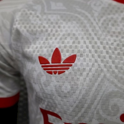 T-shirt branca quadriculada com logotipo Adidas vermelho no peito