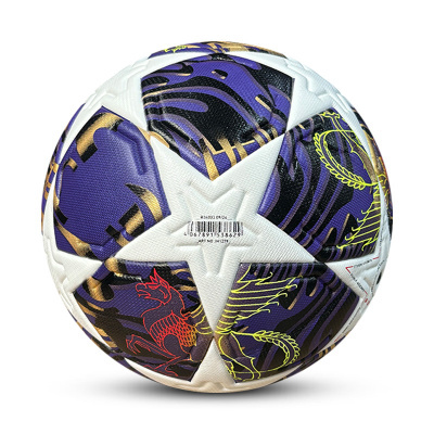 Bola de futebol com padrão gráfico roxo e branco com dragão e código de barras.