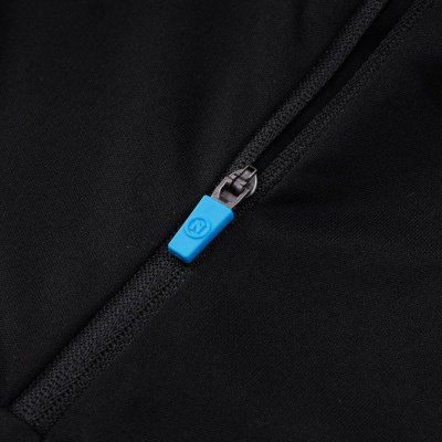 Fecho de correr preto com cursor azul em tecido preto.