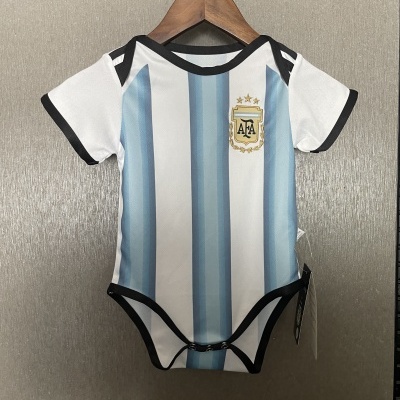 Body para bebé azul claro e branco com emblema AFA pendurado num cabide