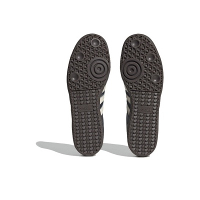 Solado preto de sapatilhas Adidas com padrão triangular e texto Adidas