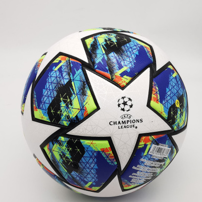 Bola de futebol UEFA Champions League colorida em fundo branco.