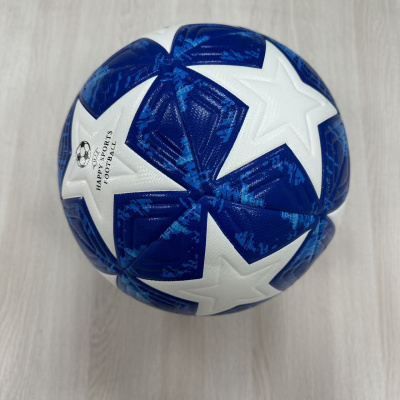 Bola de futebol azul e branca com estrelas e texto impresso
