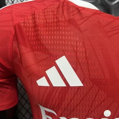 Camisola desportiva vermelha Adidas com padrão texturizado