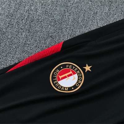 Tecido preto com emblema do Feyenoord Rotterdam e detalhes vermelhos