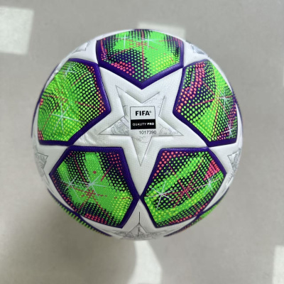 Bola de futebol colorida com selo FIFA Quality Pro