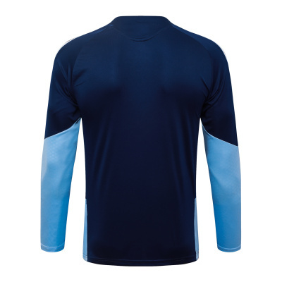 Camisola desportiva azul escura com mangas azul claro vista de costas