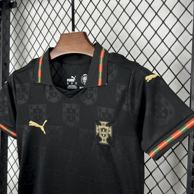 Camisola preta de futebol com padrão e emblema da Federação Portuguesa