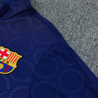 Casaco desportivo azul escuro com emblema FCB
