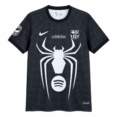 T-shirt preta com padrão branco de aranha e logotipos Nike, FCB e Spotify