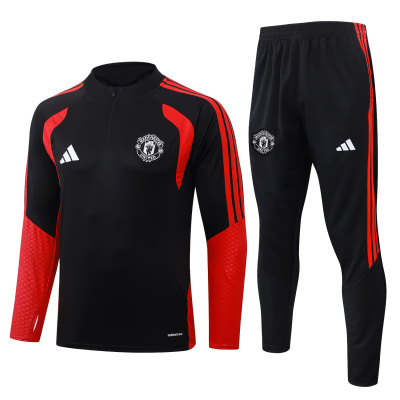 Conjunto desportivo preto e vermelho com emblema MANCHÊSTER UNITED e logótipos Adidas.