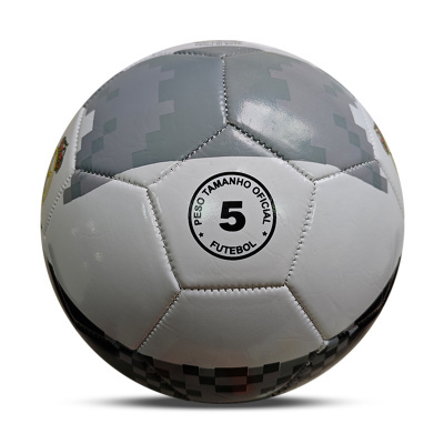 Bola de futebol cinza, branca e preta com texto oficial tamanho 5