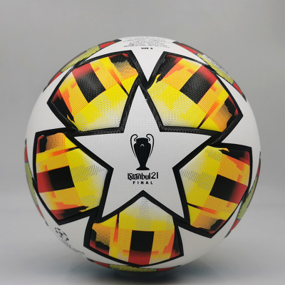 Bola de futebol branca com design colorido de estrelas e texto Istanbul 21 FINAL