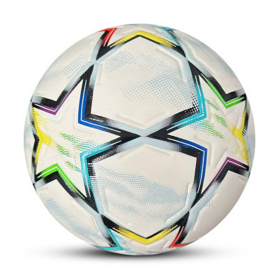 Bola de futebol branca com estrelas coloridas