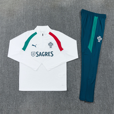 Conjunto de treino da seleção de Portugal com camisola branca e calças azul turquesa